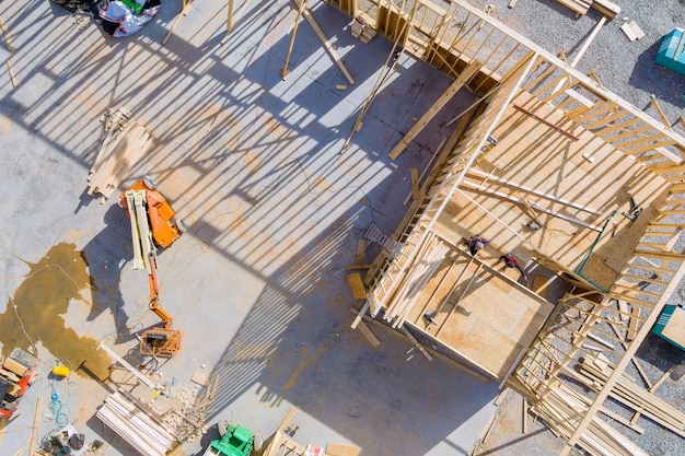 Casa de madeira em feixes americanos a visão da estrutura de estrutura de construção em um novo desenvolvimento enquadramento de