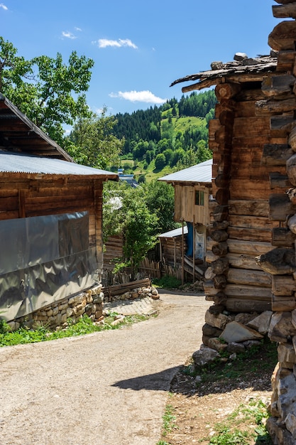 Casa de madeira em savsat, província de artvin, turquia