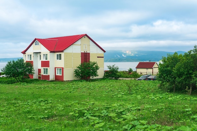 Casa de madeira em uma cidade piscatória na costa da baía do mar