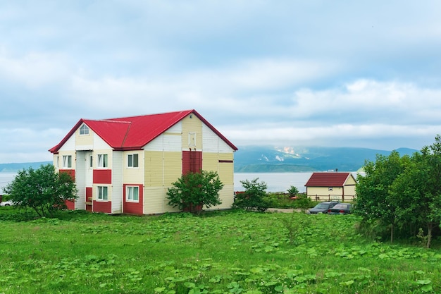 Casa de madeira em uma cidade piscatória na costa da baía do mar