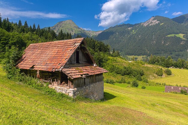 Casa de madeira na aldeia suíça de Lungern, cantão de Obwalden, Suíça