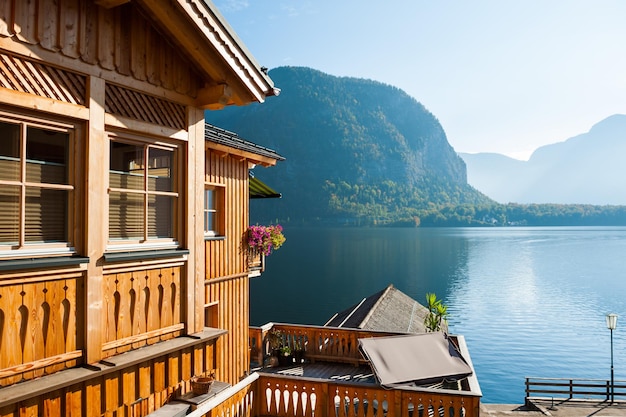 Casa de madeira na costa do lago na vila de Hallstatt, Alpes austríacos