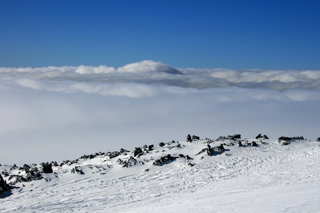 Casa de madeira na Etna Volcan coberta pela neve