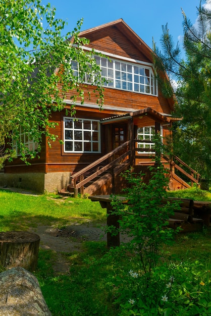 Casa de madeira na floresta. Construção individual de chalés.