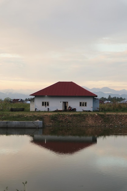 casa de madeira na margem do lago