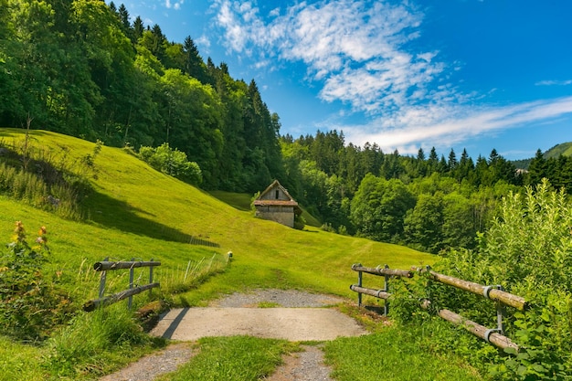 Casa de madeira na vila suíça Lungern, cantão de Obwalden, Suíça