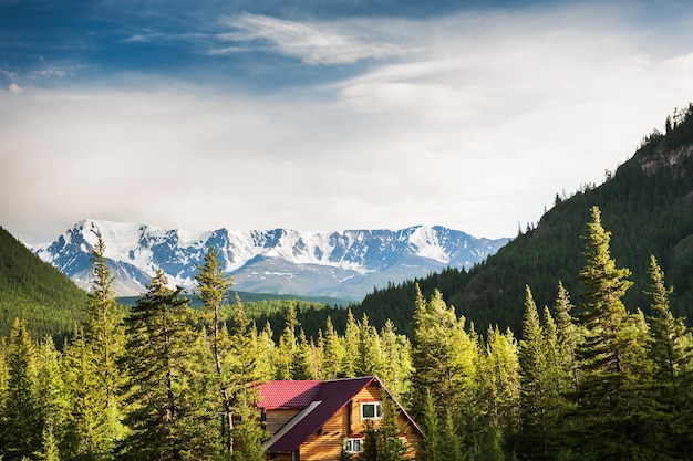 Casa de madeira nas montanhas. República de Altai, Sibéria, Rússia