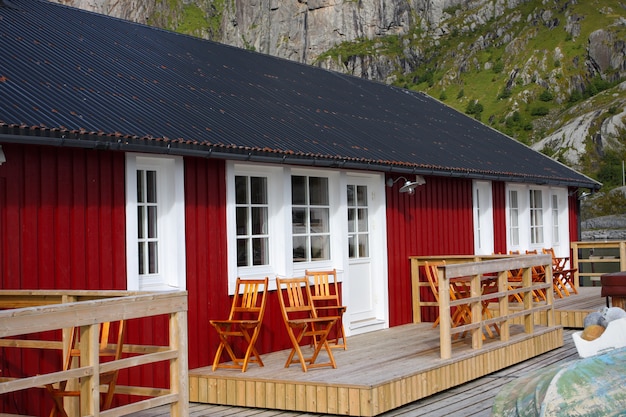 Casa de madeira no arquipélago de Lofoten, noruega