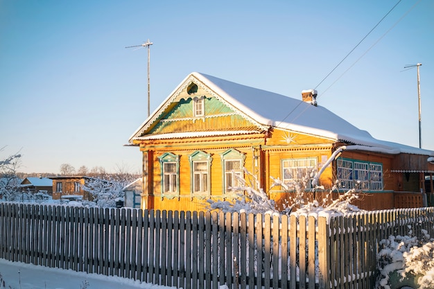 Casa de madeira rural velha de RussiaOld na vila do russo no dia ensolarado de inverno. Região de Moskow, Rússia