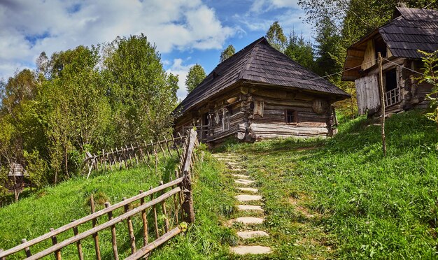 Casa de madeira tradicional dos cárpatos e agregado familiar no museu etnográfico old villagekolochava transcarpathia