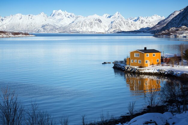 Casa de madeira tradicional norueguesa