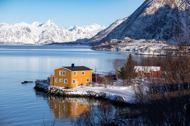 Foto casa de madeira tradicional norueguesa