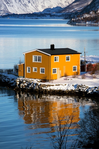 Foto casa de madeira tradicional norueguesa