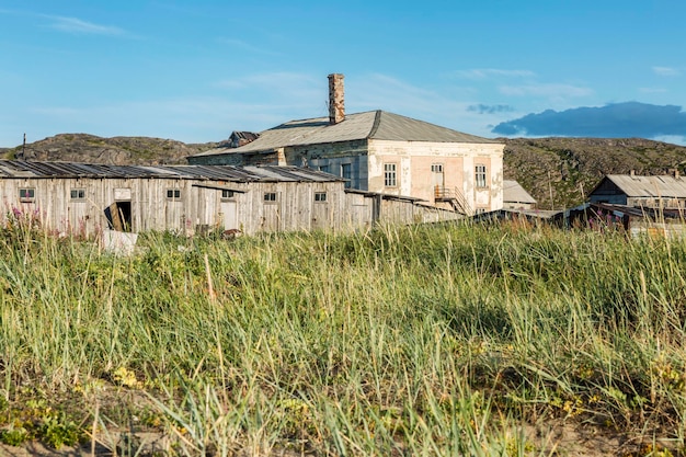 Casa de madeira velha no campo contra o céu azul