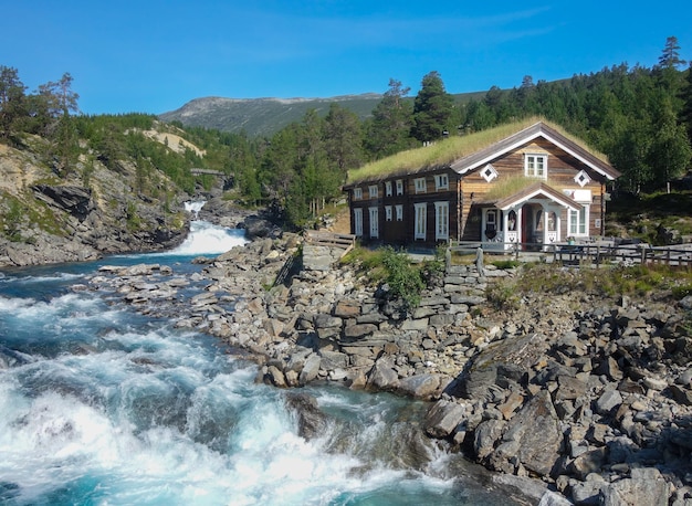 casa de madera junto a rio en noruega