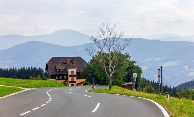 Casa de montanha à beira da estrada nos Alpes na área de Wolfsberg, Áustria