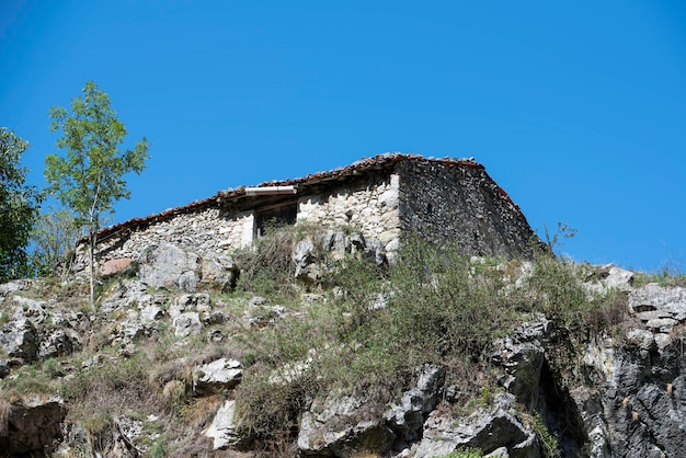 Casa de montanha semiarruinada e abandonada