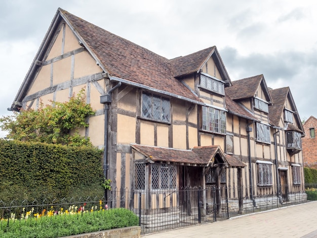 Casa de nascimento de Shakespeare em StratforduponAvon, na Inglaterra, a cidade natal do poeta inglês mais famoso