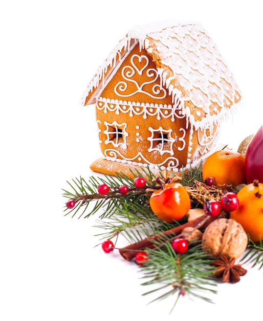 Casa de pão de mel com decorações de Natal em um fundo branco