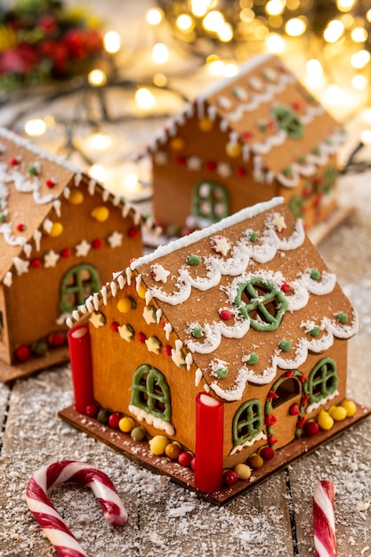 Casa de pão de mel de Natal em mesa de madeira rústica