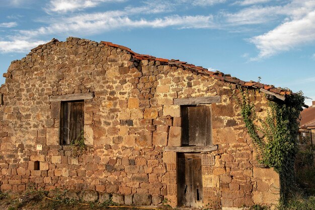 Casa de pedra abandonada na cidade rural de rucandio de valderredible