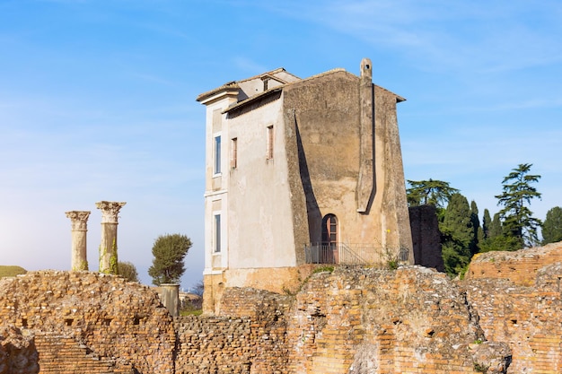 Casa de pedra antiga solitária entre as ruínas no jardim de Roma
