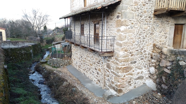 Casa de pedra ao lado de um córrego em Navacarros Béjar Salamanca