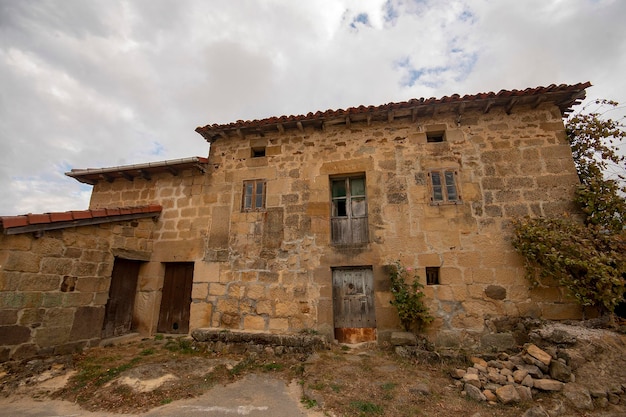 Casa de pedra na vila rural de repudio