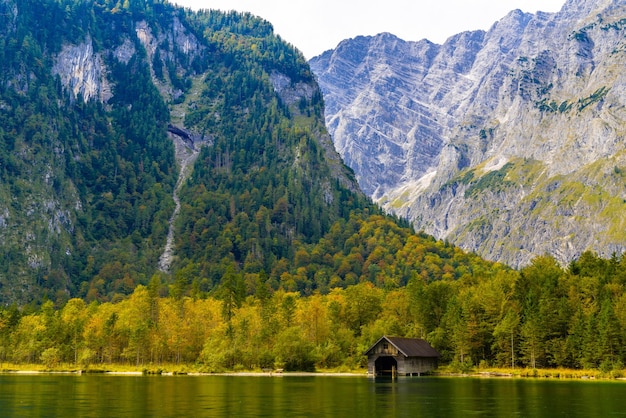 Casa de peixe velha de madeira no lago koenigssee konigsee berchtesgaden national park baviera alemanha