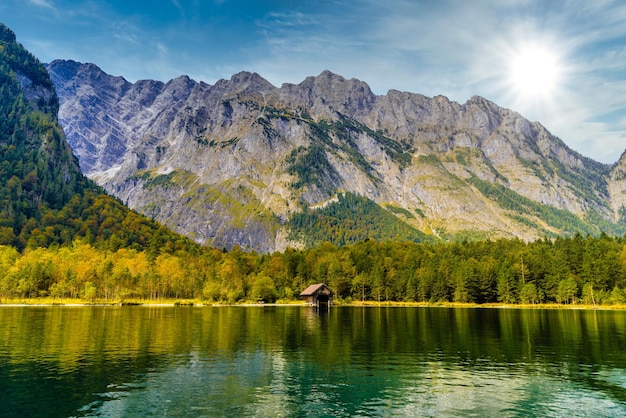 Casa de peixe velha de madeira no lago Koenigssee Konigsee Berchtesgaden National Park Baviera Alemanha