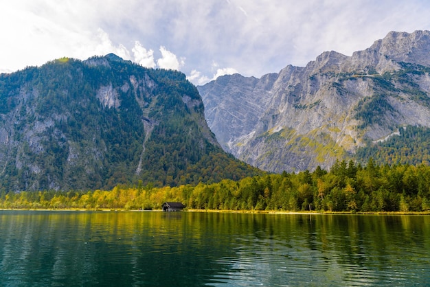 Casa de peixe velha de madeira no lago Koenigssee Konigsee Berchtesgaden National Park Baviera Alemanha