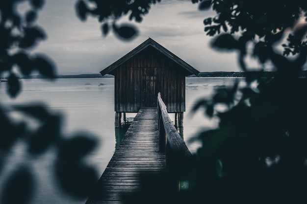 Foto casa de pilhas sobre o lago contra o céu durante o anoitecer