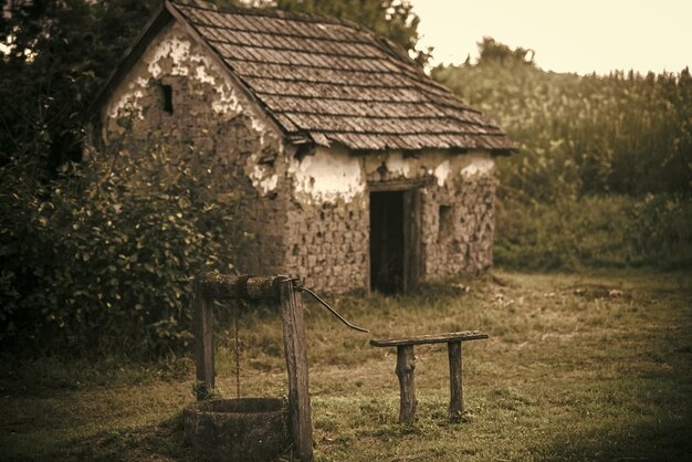 Casa de quartel com poço antigo no quintal