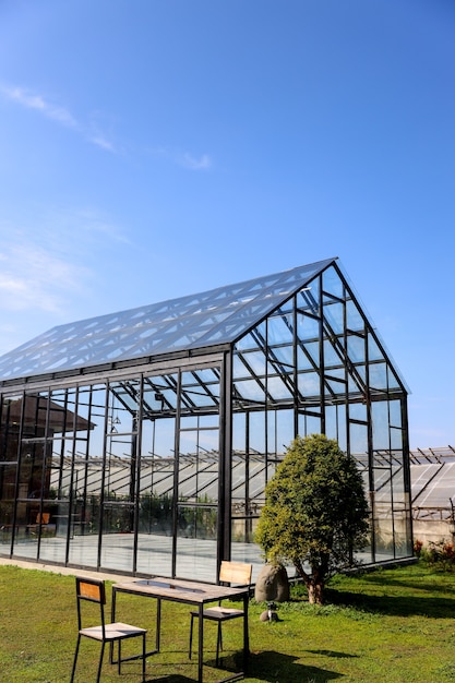 Foto casa de vidro transparente sob o céu azul