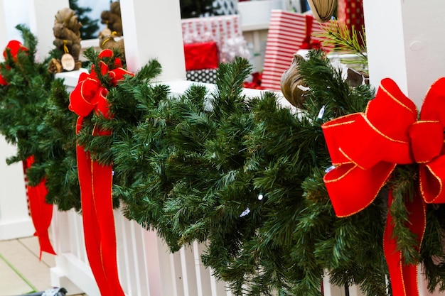 Casa decorada con árboles de hoja perenne para Navidad.