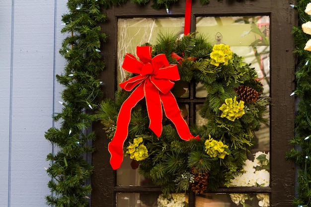 Casa decorada con árboles de hoja perenne para Navidad.