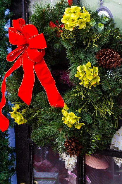 Casa decorada con árboles de hoja perenne para Navidad.