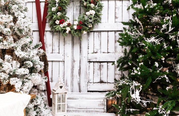 Casa decorada de Natal e decoração de estúdio no quintal no estilo de ano novo