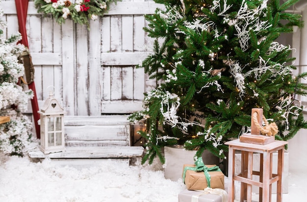 Casa decorada de Natal e decoração de estúdio no quintal no estilo de ano novo