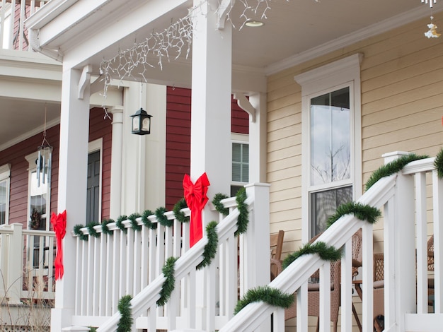 Foto casa decorada para las vacaciones de invierno.