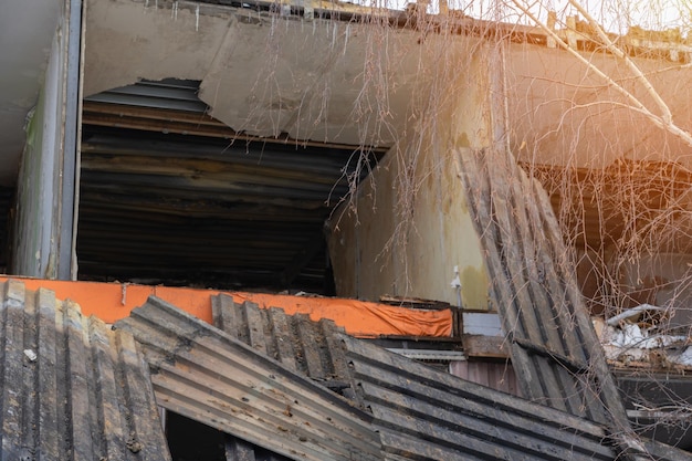 La casa después de la explosión y el incendio.