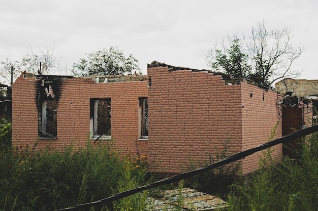 Casa destruida y quemada en Ucrania Agresión rusa