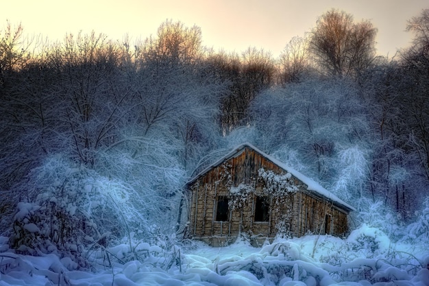 Casa destruída velha abandonada na floresta de inverno