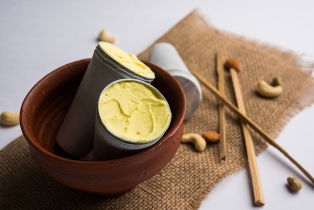 Casa do Rajastão preparada para comer matka kulfi - açafrão ou kesariya aromatizado com pistache, caju e amêndoas, foco seletivo