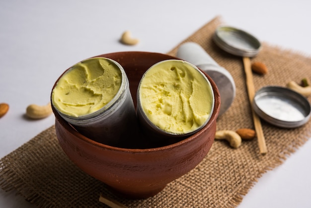 Casa do Rajastão preparada para comer matka kulfi - açafrão ou kesariya aromatizado com pistache, caju e amêndoas, foco seletivo