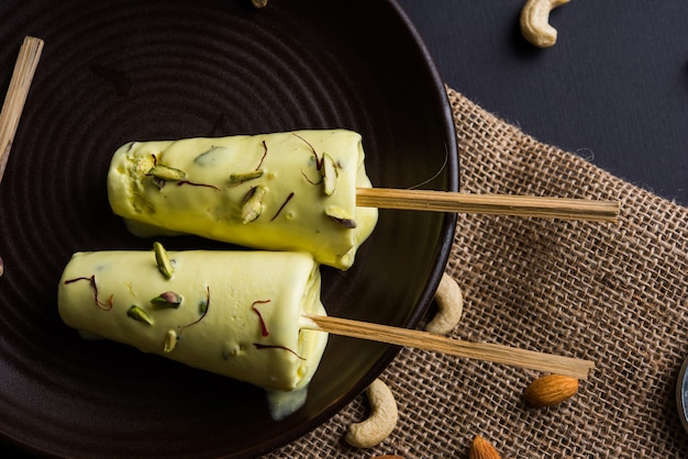 Casa do Rajastão preparada para comer matka kulfi - açafrão ou kesariya aromatizado com pistache, caju e amêndoas, foco seletivo