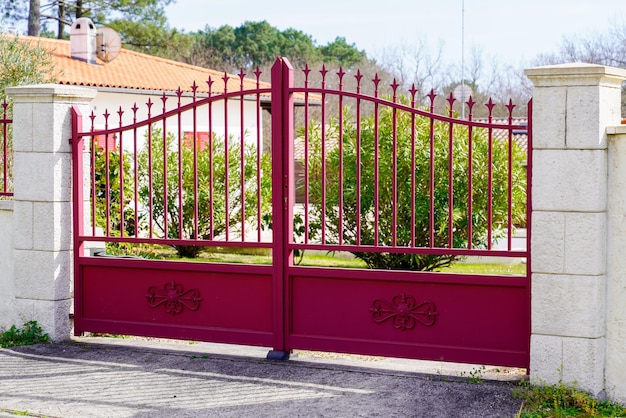 Foto casa do subúrbio da rua casa clássica vermelha ou acesso ao jardim do portão