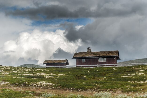 Casa do telhado de grama, Noruega. Antigas cabanas tradicionais de madeira