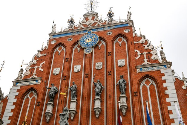 Casa dos Blackheads e a Igreja de São Pedro em Riga, Letônia.