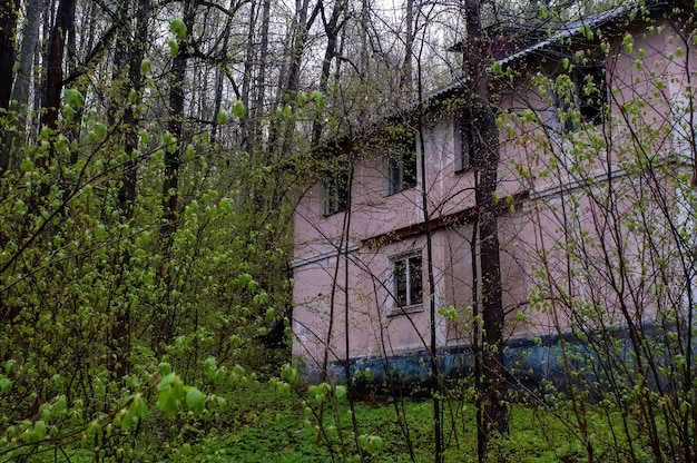 Casa de dos pisos abandonada en el bosque